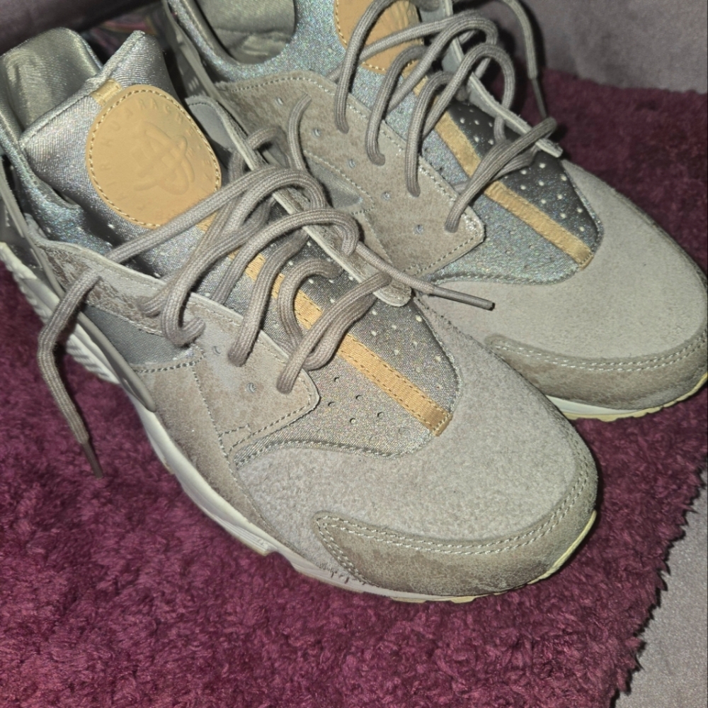 NIKE AIR HUARACHE WOMAN SIZE 11